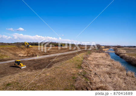 河川敷の築堤工事 治水対策の堤防整備　入間川流域 2022.02　h-1 87041689