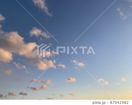 春の夕焼けの空 春の夕焼けの空 87042082