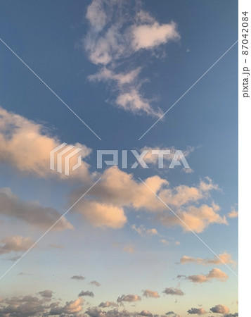 春の夕焼けの空 87042084