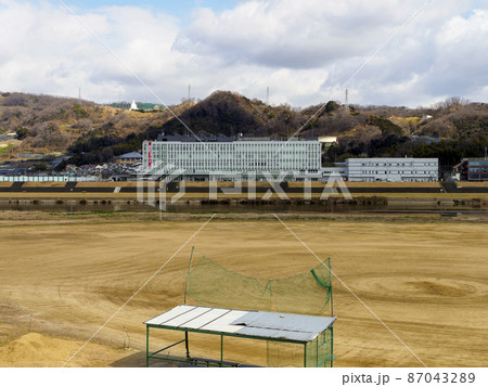 青空と河川敷のグラウンド 87043289
