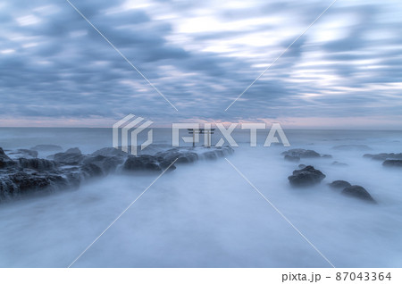 茨城県ひたちなか市　大洗磯前神社　荒れる神磯の鳥居の朝 87043364