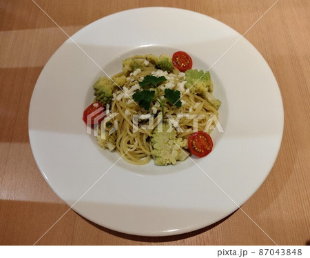 バジルソースとお野菜のパスタ。美味しくいただいて 87043848