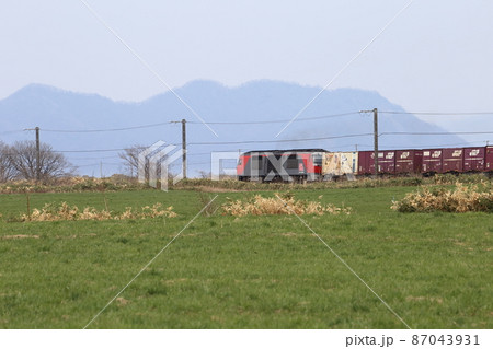 北海道 長万部 JR函館本線を走行中の貨物列車 北海道 長万部 JR函館本線を走行中の貨物列車 87043931
