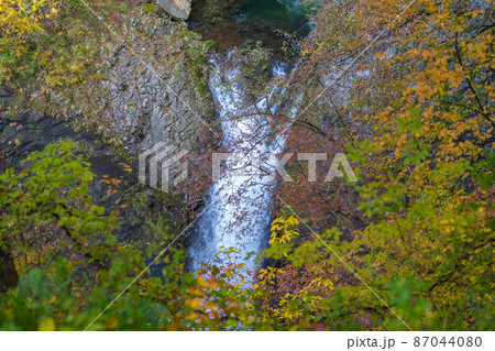 鳳鳴四十八滝　秋の紅葉（宮城県仙台市） 87044080