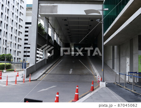 Building's way for car. 87045062