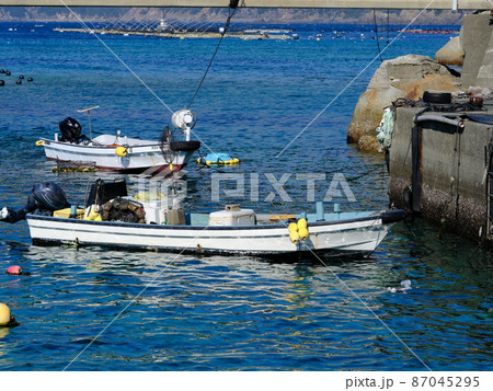 柏島湾に浮かぶ小型船 柏島湾に浮かぶ小型船 87045295