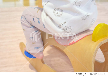 子どもが木馬に乗っている 2歳児 子どもが木馬に乗っている 2歳児 87046607