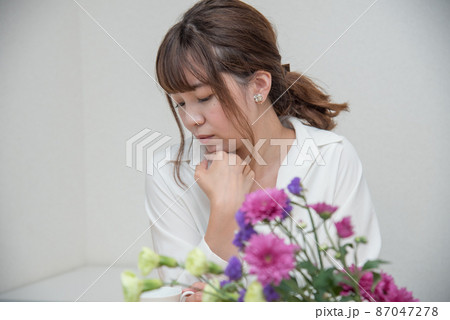 花と若い女性 87047278