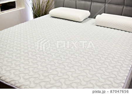 White mattress on double bed White mattress on double bed 87047656