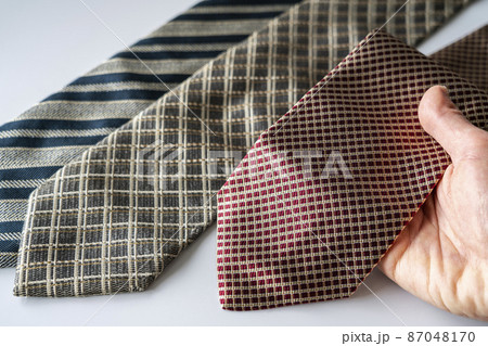 ビジネスアイテムのネクタイ【白背景】 87048170