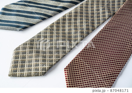 ビジネスアイテムのネクタイ【白背景】 87048171