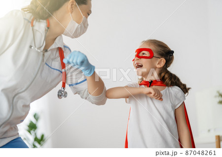 Doctor and child at hospital Doctor and child at hospital 87048261