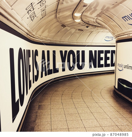 ロンドンの地下鉄で出会ったLOVEに関するメッセージ ロンドンの地下鉄で出会ったLOVEに関するメッセージ 87048985