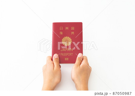 パスポートを持つ手元 87050987