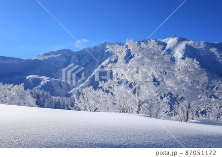【北海道上富良野町】樹氷と青空と山の風景 87051172