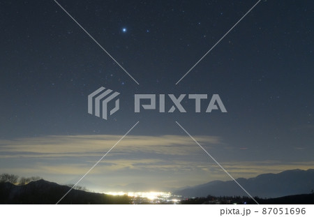 北杜市大泉町、南の空に輝くシリウス。その下に霞む富士（まきば公園にて） 87051696