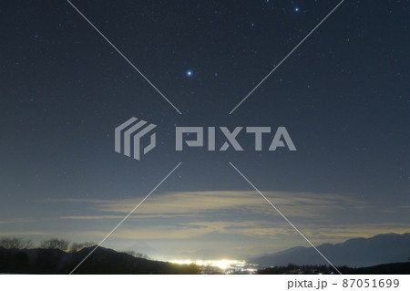 北杜市大泉町、南の空に輝くシリウス。その下に霞む富士(まきば公園にて) 北杜市大泉町、南の空に輝くシリウス。その下に霞む富士(まきば公園にて) 87051699