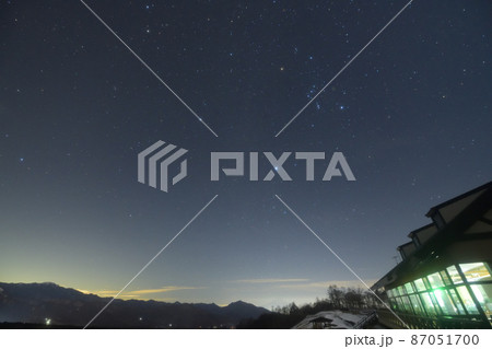 北杜市大泉町、南の空オリオン座と冬の大三角。その下に霞む富士（まきば公園にて） 87051700
