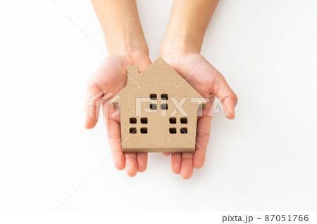 家のオブジェを持つ手元 87051766