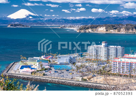 《神奈川県》江ノ島と富士山・湘南海岸の風景 87052393