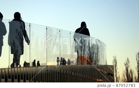 Photo silhouettes of people in the park 87052783