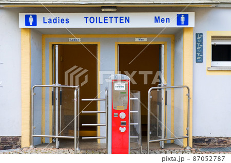 ドイツの街並み　有料トイレ 87052787