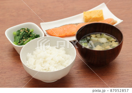 少なめご飯の食事 87052857