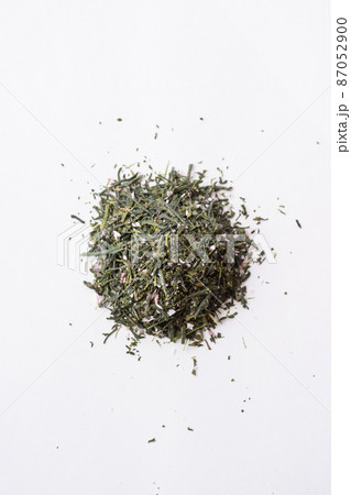 白い紙の上に広げられた緑茶の茶葉 白い紙の上に広げられた緑茶の茶葉 87052900