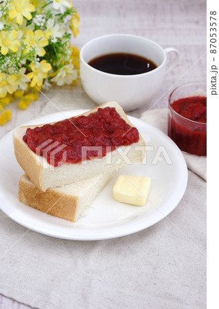 食パンにイチゴジャムの朝食 87053578