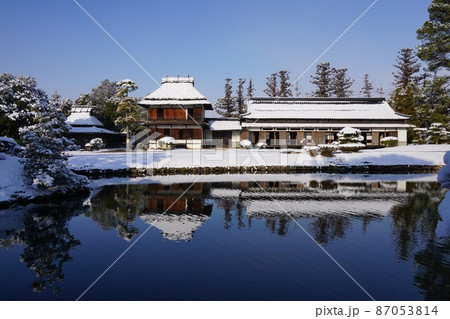 岡山県津山市にある回遊式日本庭園「衆楽園」:雪景色 岡山県津山市にある回遊式日本庭園「衆楽園」:雪景色 87053814