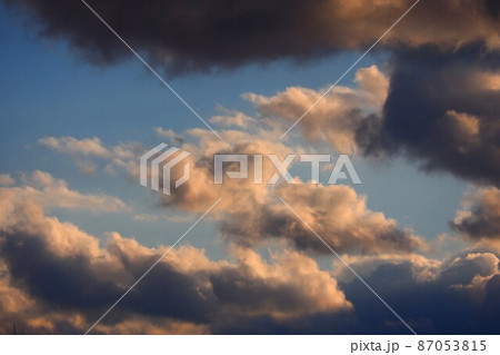 夕暮れの空と雲 夕暮れの空と雲 87053815