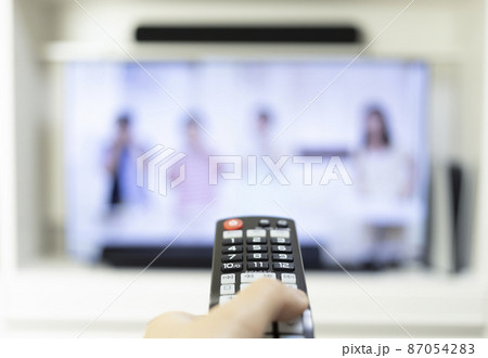 リビングでテレビを見る人 87054283