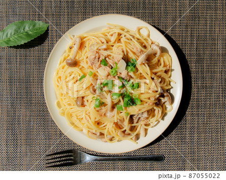 ツナとキノコの和風パスタ ツナとキノコの和風パスタ 87055022