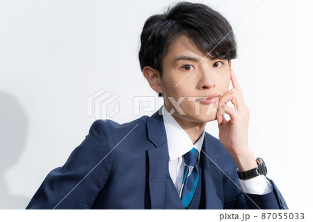 白バックのスーツを着た若い男性のポートレート 白バックのスーツを着た若い男性のポートレート 87055033