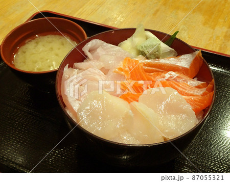 海鮮丼　三色丼　ホタテ　サーモン　鯛 87055321