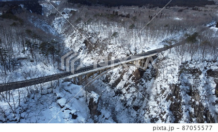 真冬の鳴子峡　空撮 87055577