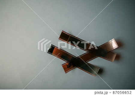 フィルムカメラとネガフィルムのイメージ画像 フィルムカメラとネガフィルムのイメージ画像 87056652