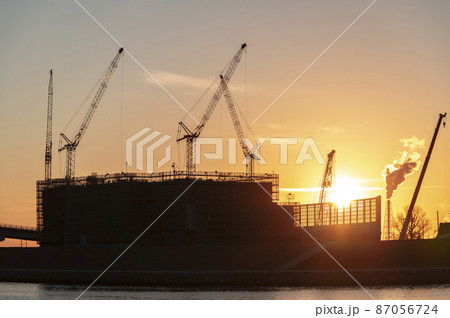 夕暮れの建設現場 87056724