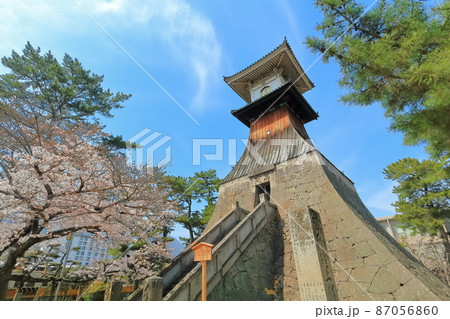 【香川県】桜咲く日本一の高灯籠 87056860