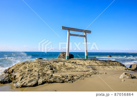 南知多町　つぶて浦の海中鳥居 87056864