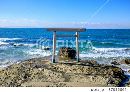南知多町　つぶて浦の海中鳥居 87056865
