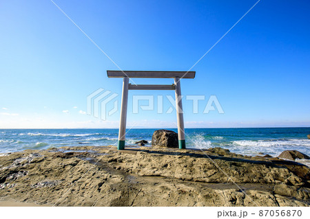 南知多町　つぶて浦の海中鳥居 87056870