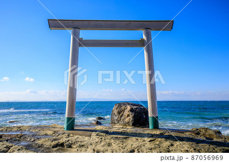南知多町　つぶて浦の海中鳥居 87056969