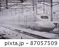 雪の米原駅の新幹線 87057509