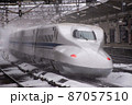 雪の米原駅の新幹線 87057510