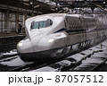 雪の米原駅の新幹線 87057512