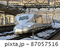 雪の米原駅の新幹線 87057516
