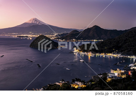 静岡県沼津市の伊豆半島内浦湾とマジックアワーの富士山 87058160