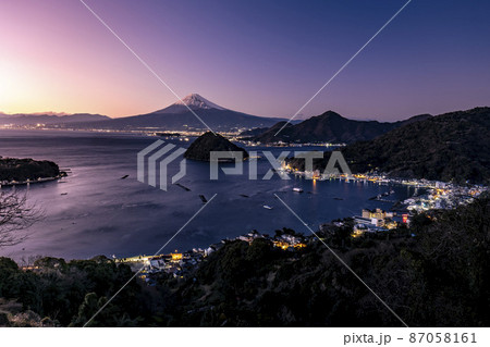 静岡県沼津市の伊豆半島内浦湾とマジックアワーの富士山 87058161