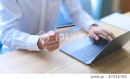 通販をする男性 87058766